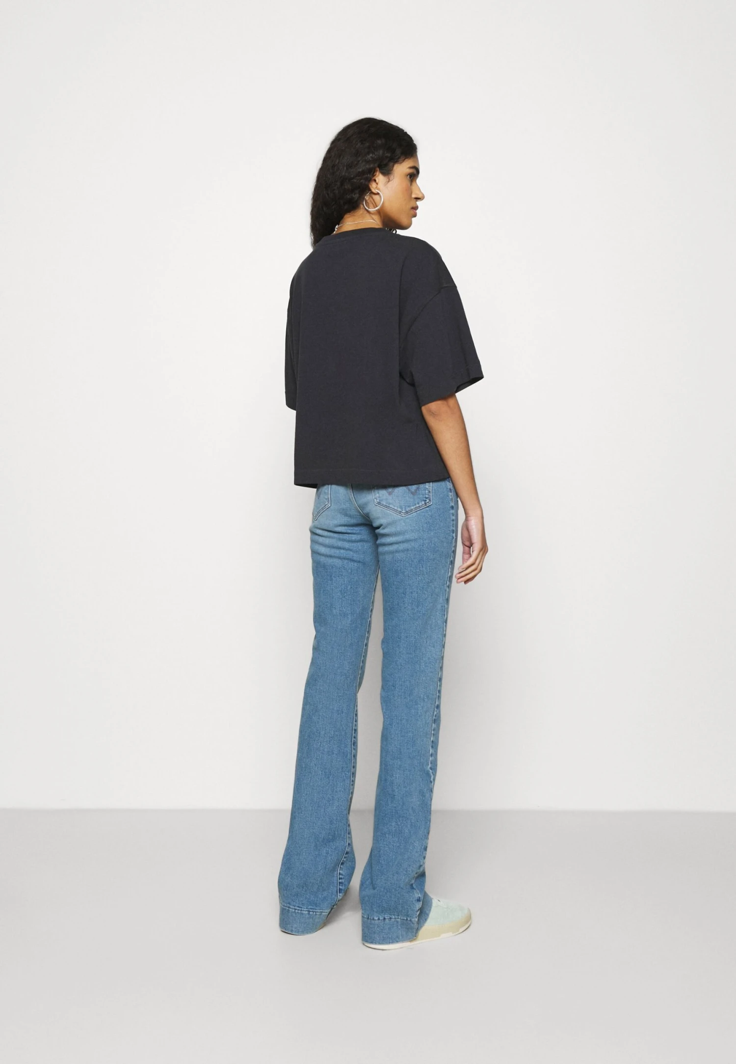 Wrangler Vaqueros A Campana - Dusty Mid 5 Wrangler Vaqueros A Campana - Dusty Mid - Imagen 3