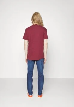 Wrangler River - Vaqueros Rectos - Far Away -Wrangler 0a2e39fb65ad4b95853f28d3ecf1c948