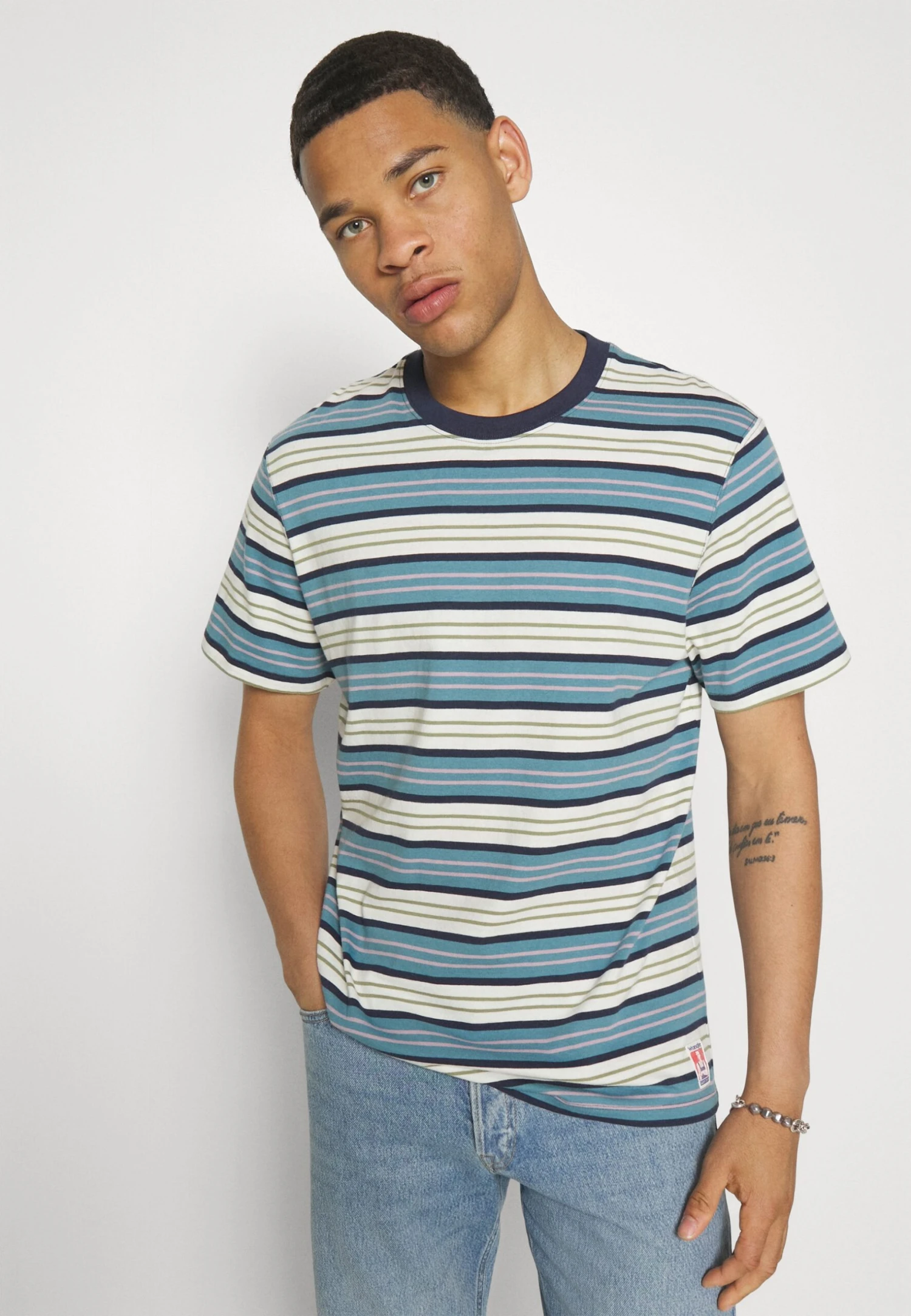 Wrangler Stripe Tee - Camiseta Estampada - Pearl Blue 6 Wrangler Stripe Tee - Camiseta Estampada - Pearl Blue - Imagen 4