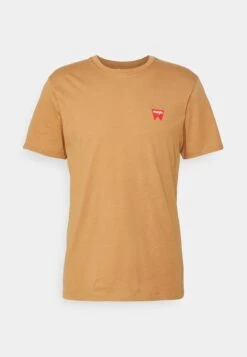 Wrangler Sign Off Tee - Camiseta Básica - Tobacco Brown 12 Wrangler Sign Off Tee - Camiseta Básica - Tobacco Brown -Wrangler 0b9c7ae7b4844a9eb14b3fab4cf46a94