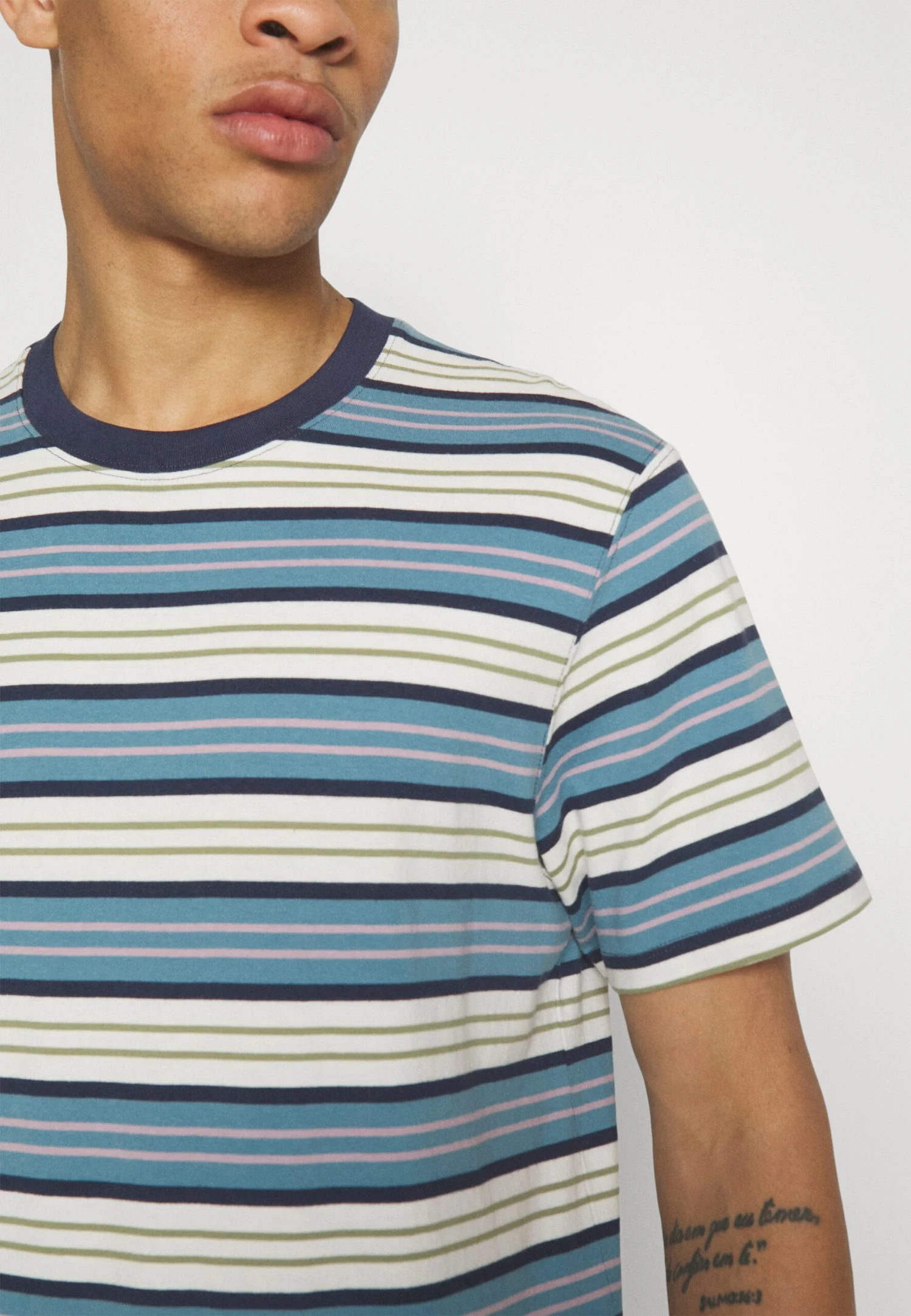 Wrangler Stripe Tee - Camiseta Estampada - Pearl Blue 8 Wrangler Stripe Tee - Camiseta Estampada - Pearl Blue - Imagen 6