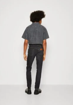Wrangler Larston - Vaqueros Slim Fit - Faded Black -Wrangler 13e8e694fe0f48f2858723fd7a477d4b