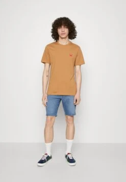 Wrangler Sign Off Tee - Camiseta Básica - Tobacco Brown 9 Wrangler Sign Off Tee - Camiseta Básica - Tobacco Brown -Wrangler 1d4d7c5814fc41a3854d2a68940dc1bc