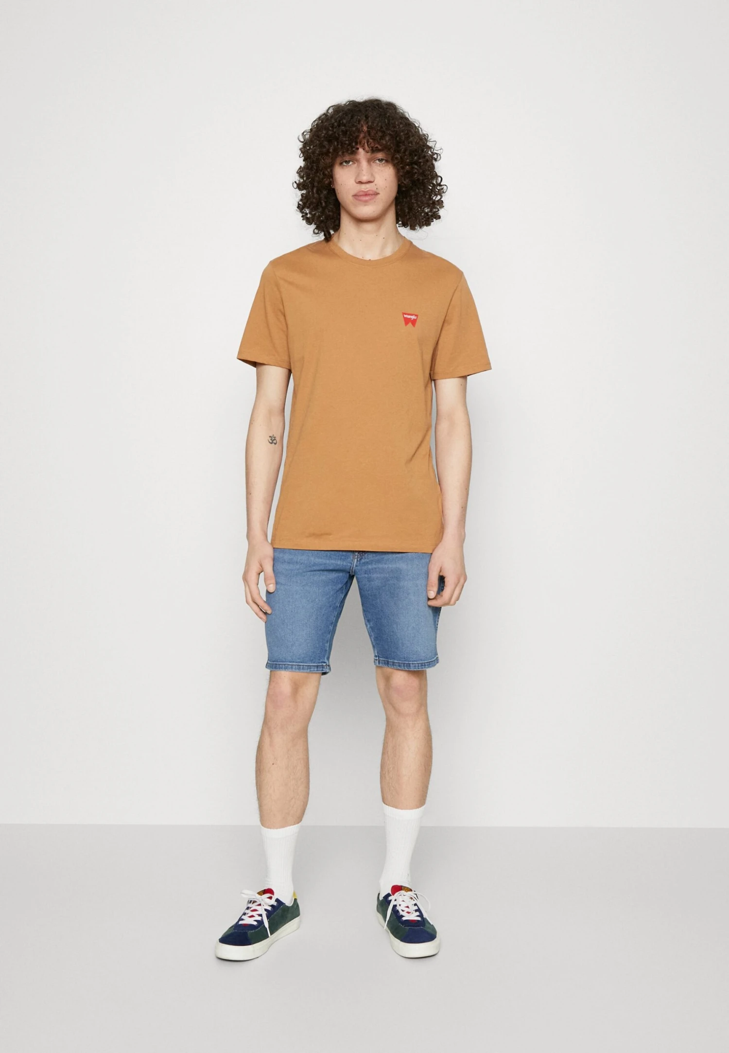Wrangler Sign Off Tee - Camiseta Básica - Tobacco Brown 4 Wrangler Sign Off Tee - Camiseta Básica - Tobacco Brown - Imagen 2