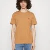 Wrangler Sign Off Tee - Camiseta Básica - Tobacco Brown -Wrangler 28139110e3254d00a7a8a020f5eb362a