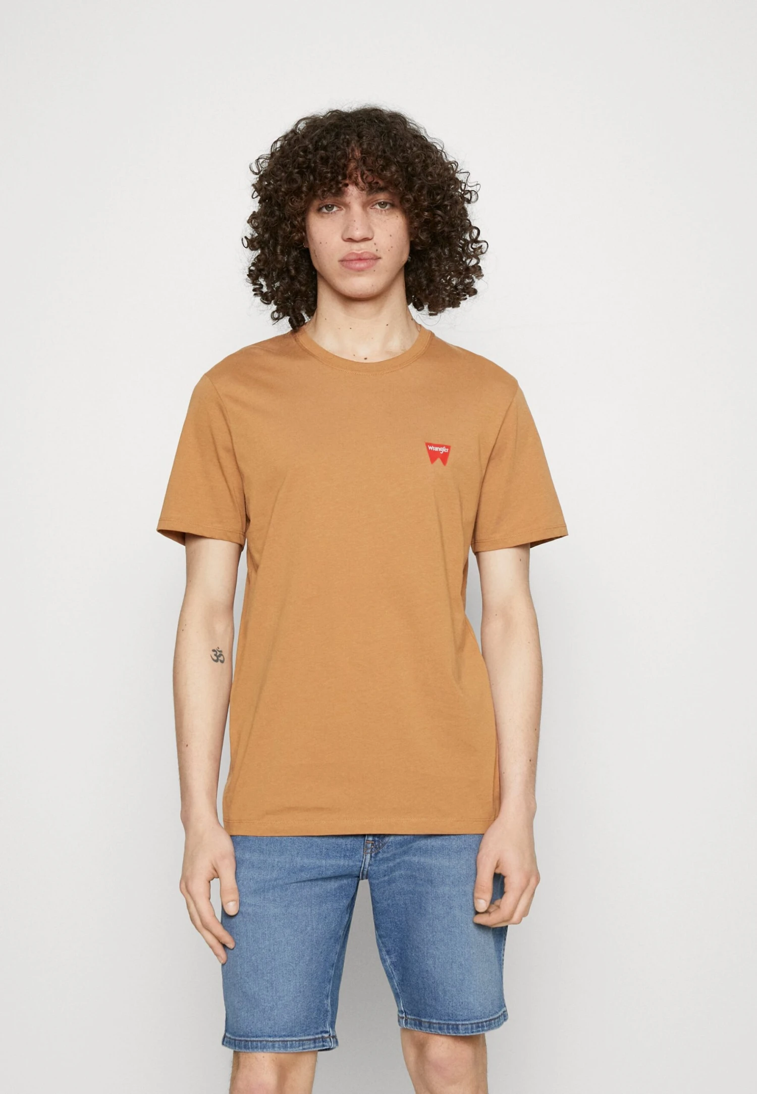 Wrangler Sign Off Tee - Camiseta Básica - Tobacco Brown 3 Wrangler Sign Off Tee - Camiseta Básica - Tobacco Brown