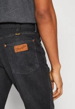 Wrangler Larston - Vaqueros Slim Fit - Faded Black -Wrangler 282de059d87648979d268102b8cd4f3c