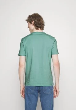 Wrangler Sign Off Tee - Camiseta Básica - Canal Blue -Wrangler 296506c00ece4247a6ff4243cb0f0fab