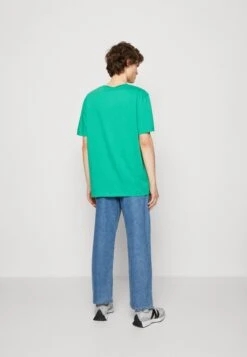 Wrangler Logo Tee - Camiseta Básica - Leprechaun Green 10 Wrangler Logo Tee - Camiseta Básica - Leprechaun Green -Wrangler 326361d128944f14a6cd85c98c6dabe1