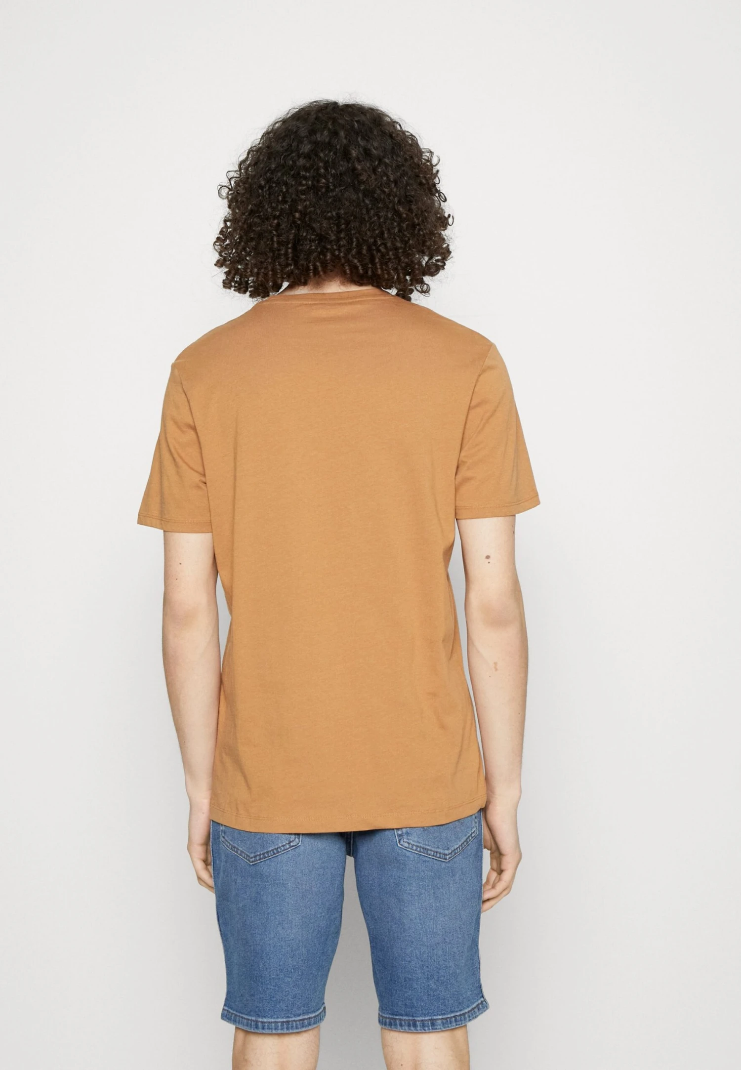 Wrangler Sign Off Tee - Camiseta Básica - Tobacco Brown 5 Wrangler Sign Off Tee - Camiseta Básica - Tobacco Brown - Imagen 3
