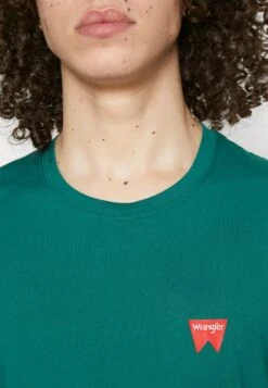 Wrangler Sign Off Tee - Camiseta Básica - Bayberry Green 13 Wrangler Sign Off Tee - Camiseta Básica - Bayberry Green -Wrangler 40f4c7162a8345bdb1c534675d96b92d