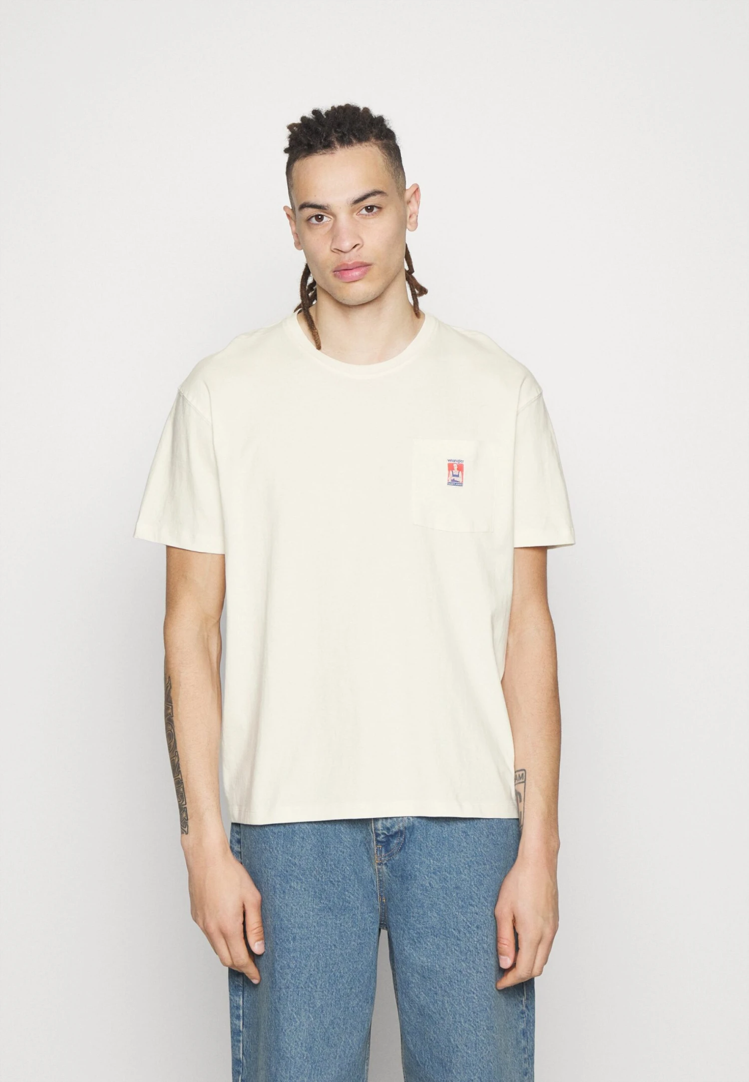 Wrangler Casey Jones Pocket Tee - Camiseta Básica - Wornwhite 3 Wrangler Casey Jones Pocket Tee - Camiseta Básica - Wornwhite