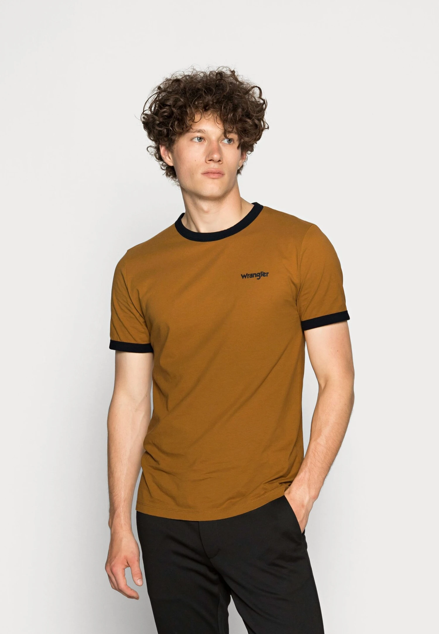 Wrangler Ringer Tee - Camiseta Básica - Golden Brown 3 Wrangler Ringer Tee - Camiseta Básica - Golden Brown