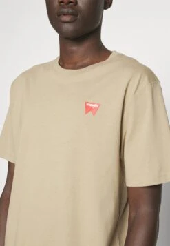 Wrangler Sign Off Tee - Camiseta Básica - Chinchilla -Wrangler 4e68bfdc266c4207bebe0272817e4ade