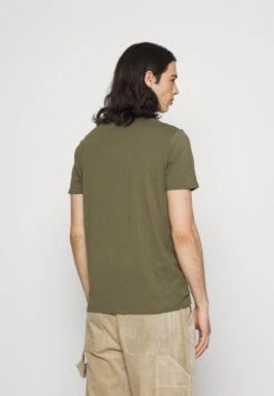 Wrangler Logo Tee 2 Pack - Camiseta Básica - Dusty Olive -Wrangler 52968058ec8c486bb4bc8f8a8b569ffa