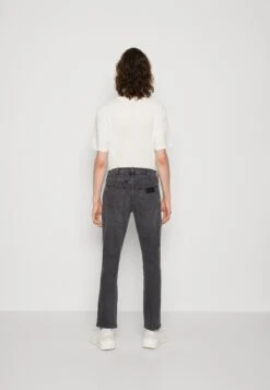 Wrangler Larston - Vaqueros Slim Fit - Blackout -Wrangler 554e924de2794f269cf981a23897b9af