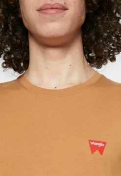 Wrangler Sign Off Tee - Camiseta Básica - Tobacco Brown 13 Wrangler Sign Off Tee - Camiseta Básica - Tobacco Brown -Wrangler 578c439d405c4e69b9b21b20cd769fb1