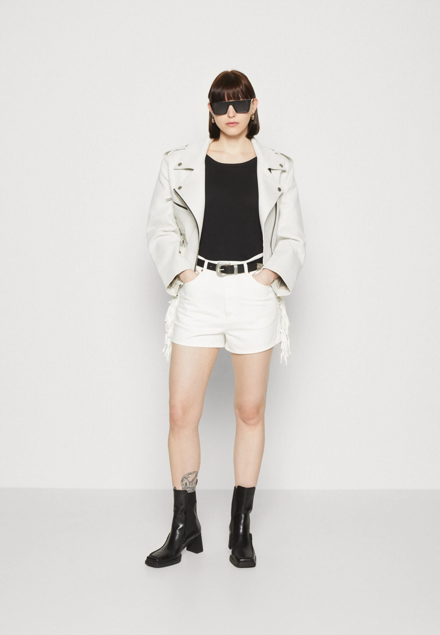 Wrangler Fringed Festival- Shorts Vaqueros - Vintage White 4 Wrangler Fringed Festival- Shorts Vaqueros - Vintage White - Imagen 2