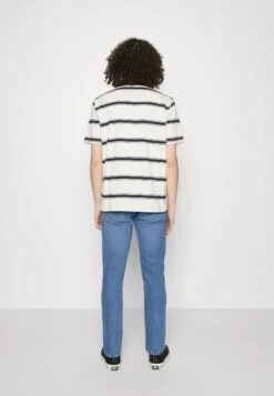 Wrangler Larston - Vaqueros Slim Fit - Blue Denim -Wrangler 6172c7d39adb48e5a7cb527db009e739