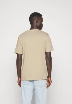 Wrangler Sign Off Tee - Camiseta Básica - Chinchilla -Wrangler 618a78064bfd4e83b1e671ec21a2a411