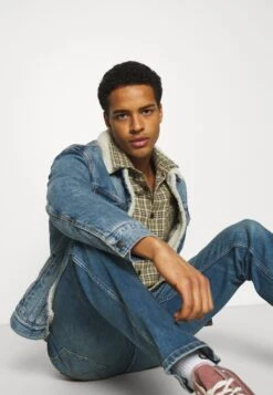 Wrangler Vaqueros Rectos - Blue Fever -Wrangler 6a28327e7dde4192a75580741ce691df