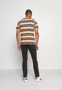 Wrangler Greensboro - Vaqueros Rectos - Black Crow -Wrangler 6f4a3340efaa4ff7ab6bd14f882d9473