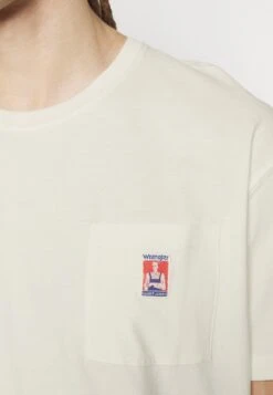Wrangler Casey Jones Pocket Tee - Camiseta Básica - Wornwhite 13 Wrangler Casey Jones Pocket Tee - Camiseta Básica - Wornwhite -Wrangler 727fda7cd2374f40aae1d519828b0613