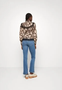 Wrangler Vaqueros Bootcut - Voyage -Wrangler 939c634b65954140b96ad2a7f8a4f4e9