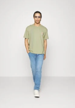 Wrangler Casey Jones Pocket Tee - Camiseta Básica - Tea Leaf -Wrangler 97854b94dc1d4fb29194511b27d8d066