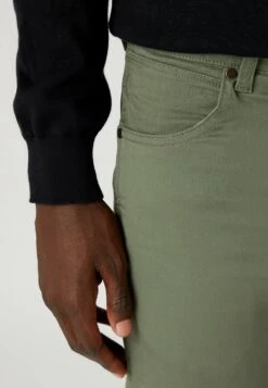 Wrangler Larston - Pantalones - Dusty Olive -Wrangler a2702e6dc0ee4d96bd41bd37d9a13a18
