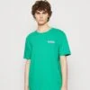 Wrangler Logo Tee - Camiseta Básica - Leprechaun Green -Wrangler a3fe815d3dc44e88818b56f9bfa34b78
