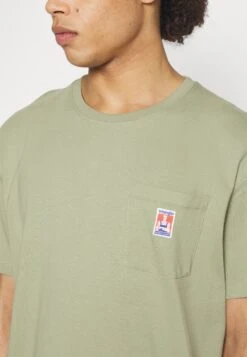 Wrangler Casey Jones Pocket Tee - Camiseta Básica - Tea Leaf -Wrangler a830e1debabf4919a800d0fcf4e34e69