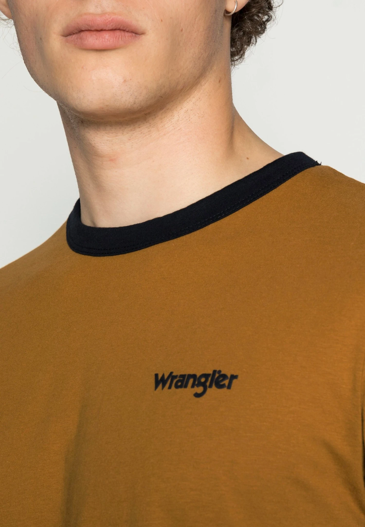 Wrangler Ringer Tee - Camiseta Básica - Golden Brown 7 Wrangler Ringer Tee - Camiseta Básica - Golden Brown - Imagen 5