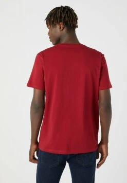 Wrangler Sign Off Tee - Camiseta Básica - Rhubarb Red -Wrangler b95ee6e619c14b55ba8da239be5067d6