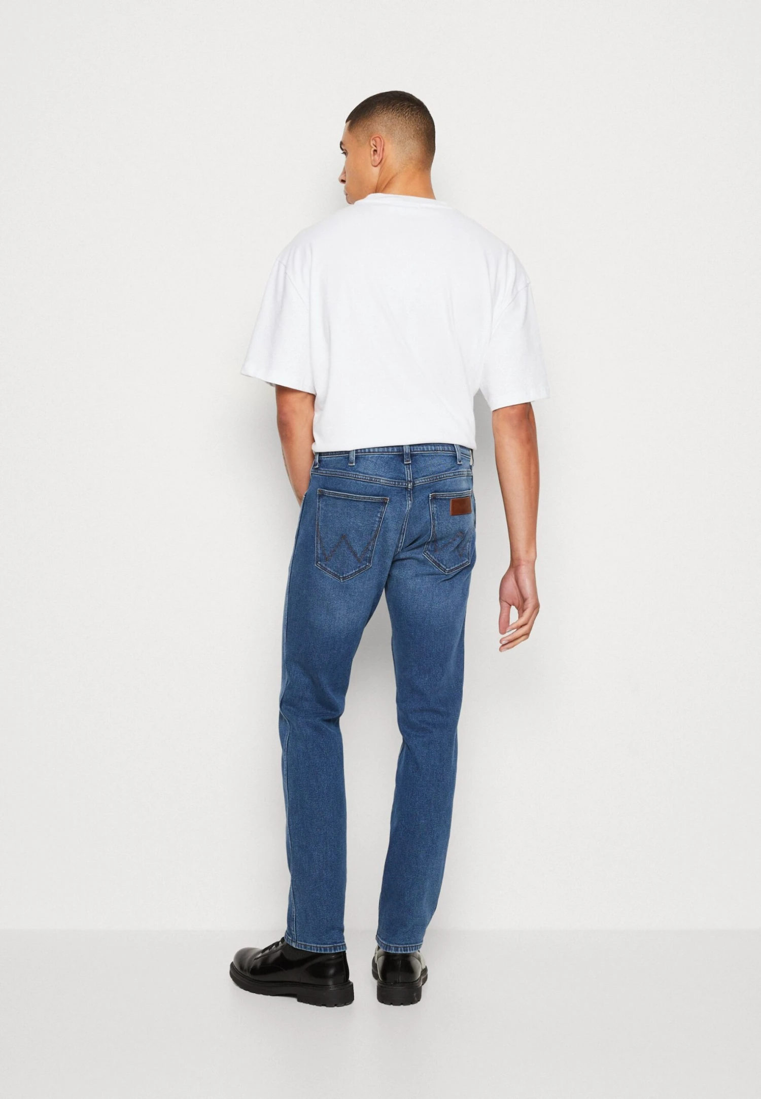 Wrangler Greensboro - Vaqueros Rectos - The Look 5 Wrangler Greensboro - Vaqueros Rectos - The Look - Imagen 3