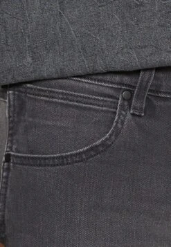 Wrangler Larston - Vaqueros Slim Fit - Ashes -Wrangler cbdd28d1d635456abebfcba9e86e9896