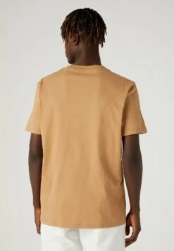 Wrangler Logo Tee - Camiseta Básica - Burro Brown -Wrangler cdb83d7f67064354b92cbf7b5fc1b4e0