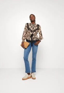 Wrangler Vaqueros Bootcut - Voyage -Wrangler cfd18e138cec4322af01fd53f5c69424