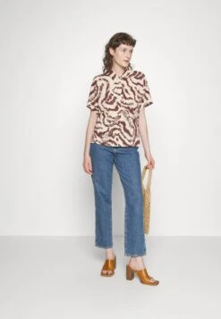 Wrangler Mom - Vaqueros Rectos - Winter Hue -Wrangler d24e99e99d3b4dca952438b5f75974c3