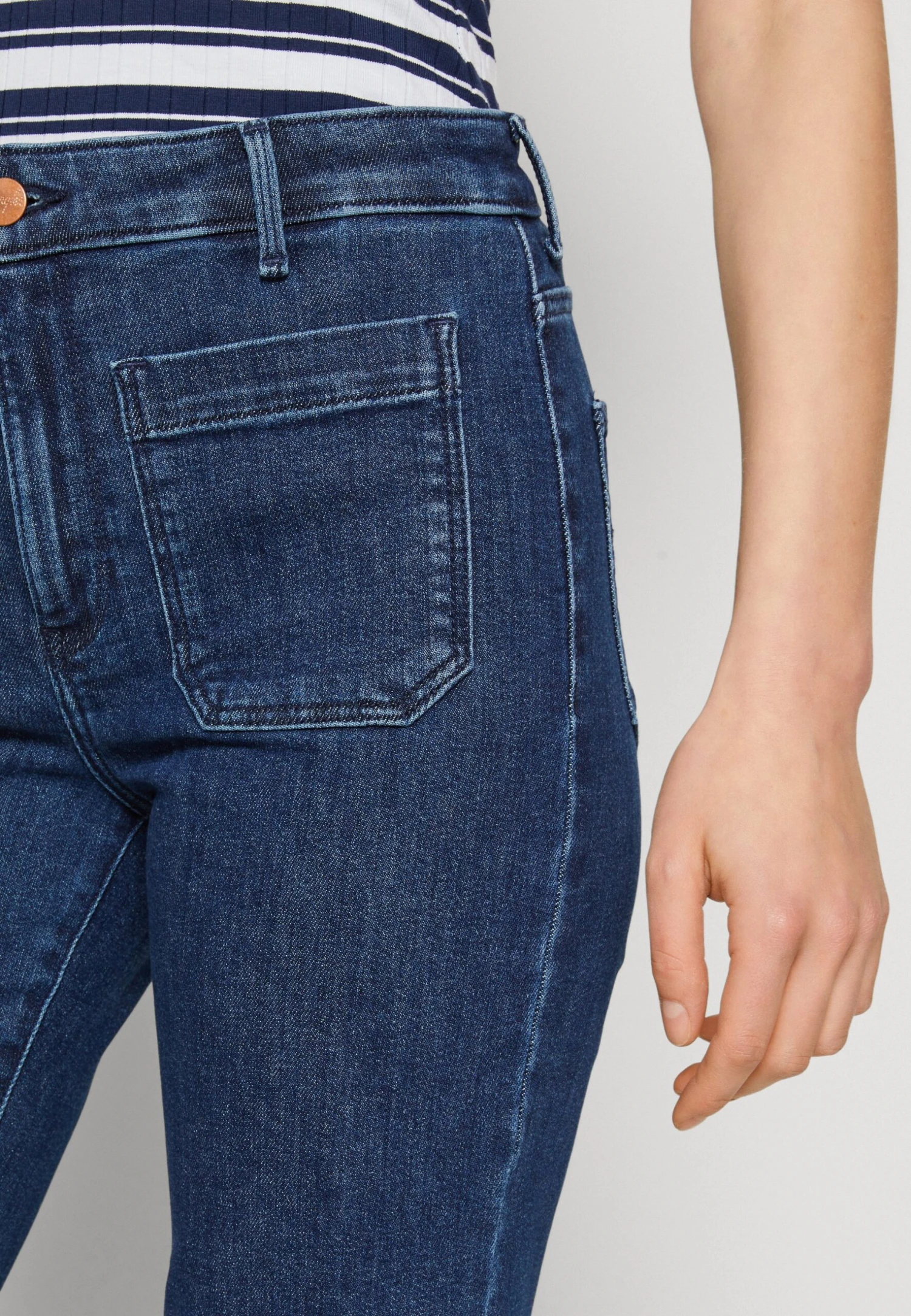 Wrangler Flare - Vaqueros A Campana - Dark Turn 6 Wrangler Flare - Vaqueros A Campana - Dark Turn - Imagen 4