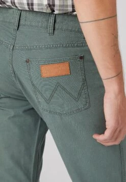 Wrangler Sboro - Pantalones - Thyme -Wrangler d2e0919ea54e45f2a361e42edabf47cb