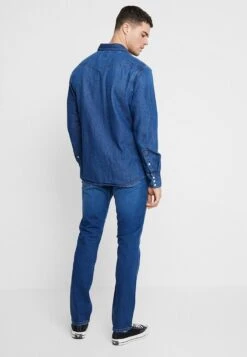 Wrangler Vaqueros Rectos - Stone Blue Denim -Wrangler e9dd748705db4883b1d9c41519736e58