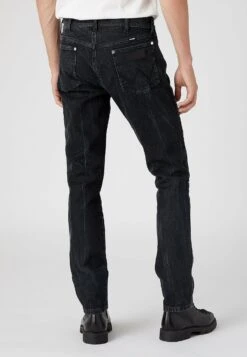 Wrangler Larston - Vaqueros Slim Fit - Bass Black -Wrangler f374b03f9e1d4de2930742b2b05bfb9c