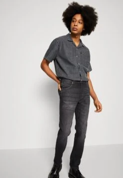 Wrangler Larston - Vaqueros Slim Fit - Faded Black -Wrangler fa38b23ec11c45e68151b3a3f33c0e19